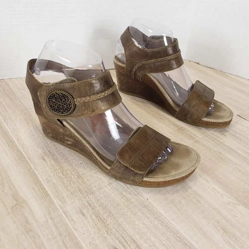 Taos Carousel 3 Sandals Women’s 8.5 Tan Leather Brass Button Wedge Comfort